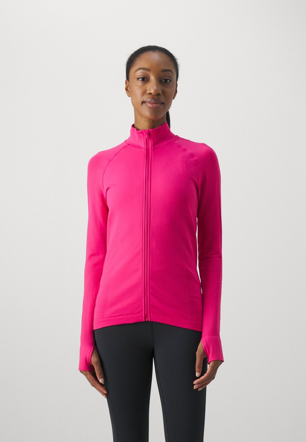 цена Куртка для тренировок ATHLETE SEAMLESS WORKOUT ZIP UP Sweaty Betty, цвет punk pink