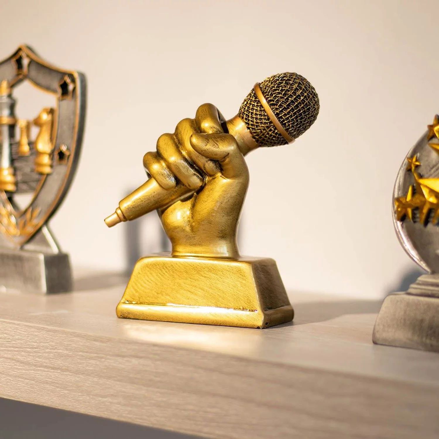 Приз «Золотой микрофон», Малый приз за пение из смолы для караоке, конкурсов, вечеринок (5,5 x 4,75 x 2,25 дюйма) Juvale