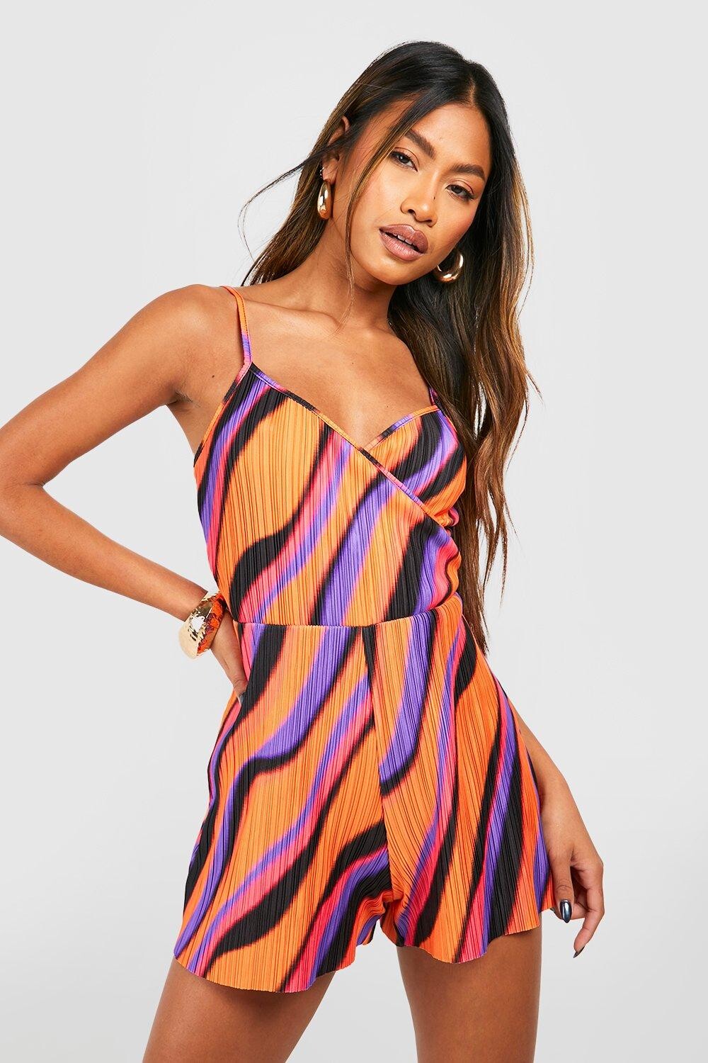 

Комбинезон с абстрактным плиссом и запахом Boohoo, оранжевый