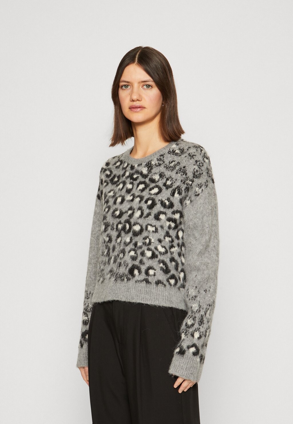 

Свитшот ONLY ONLVIOLET ANIMAL, цвет medium grey melange/black/white