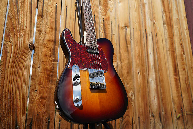 Электрогитара G&L USA ASAT CLASSIC 3-Tone Sunburst Left Handed 6-String Guitar Black Tolex Case