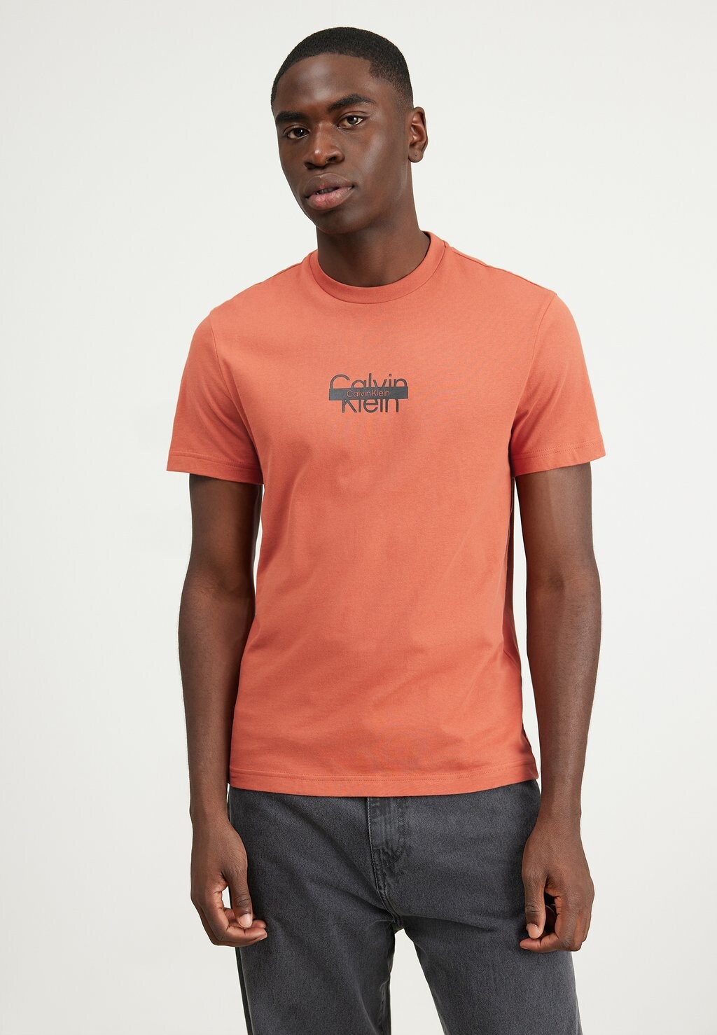 

Футболка с принтом Cut Through Logo Calvin Klein, цвет copper sun