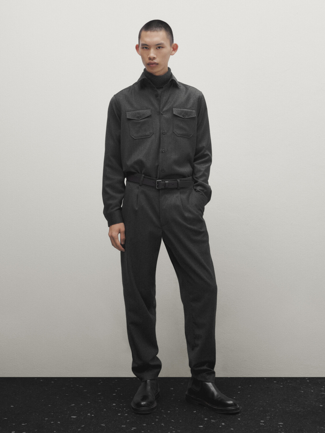 

Рубашка из полушерсти мериноса обычного кроя с карманами Massimo Dutti, угольный