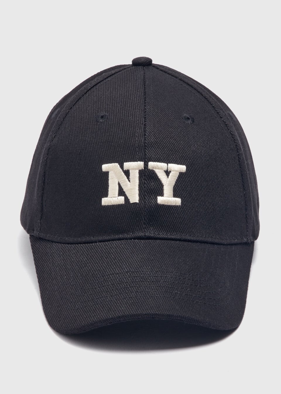 

Черная шляпа с надписью New York