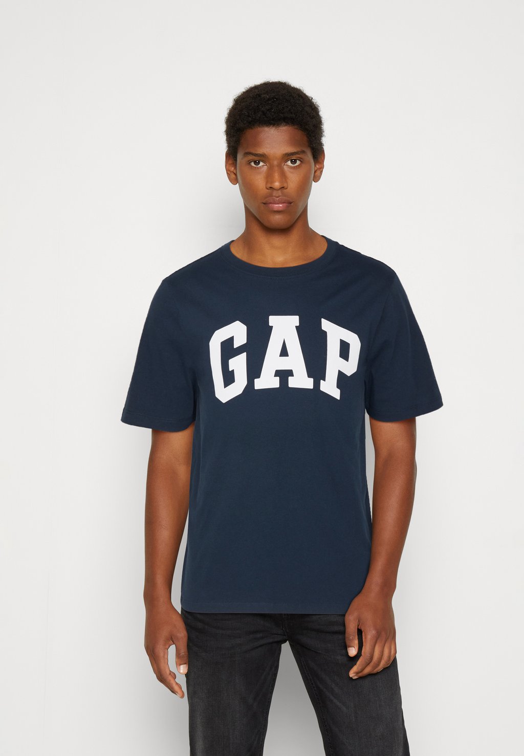 футболка с принтом Everyday Basic Logo GAP, цвет tapestry navy шорты easy boys gap цвет tapestry navy