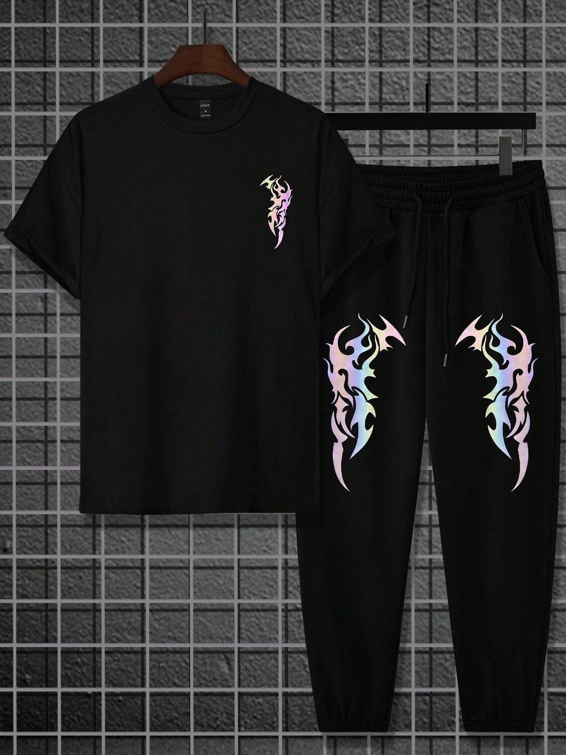 

Комплект мужской из футболки и брюк Manfinity EMRG Night Glow Wings с принтом, черный