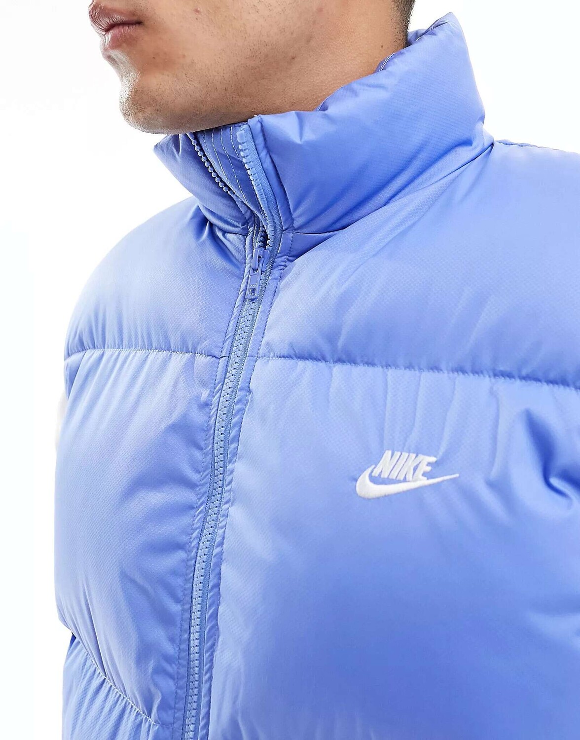 

Синий пуховик Nike Club