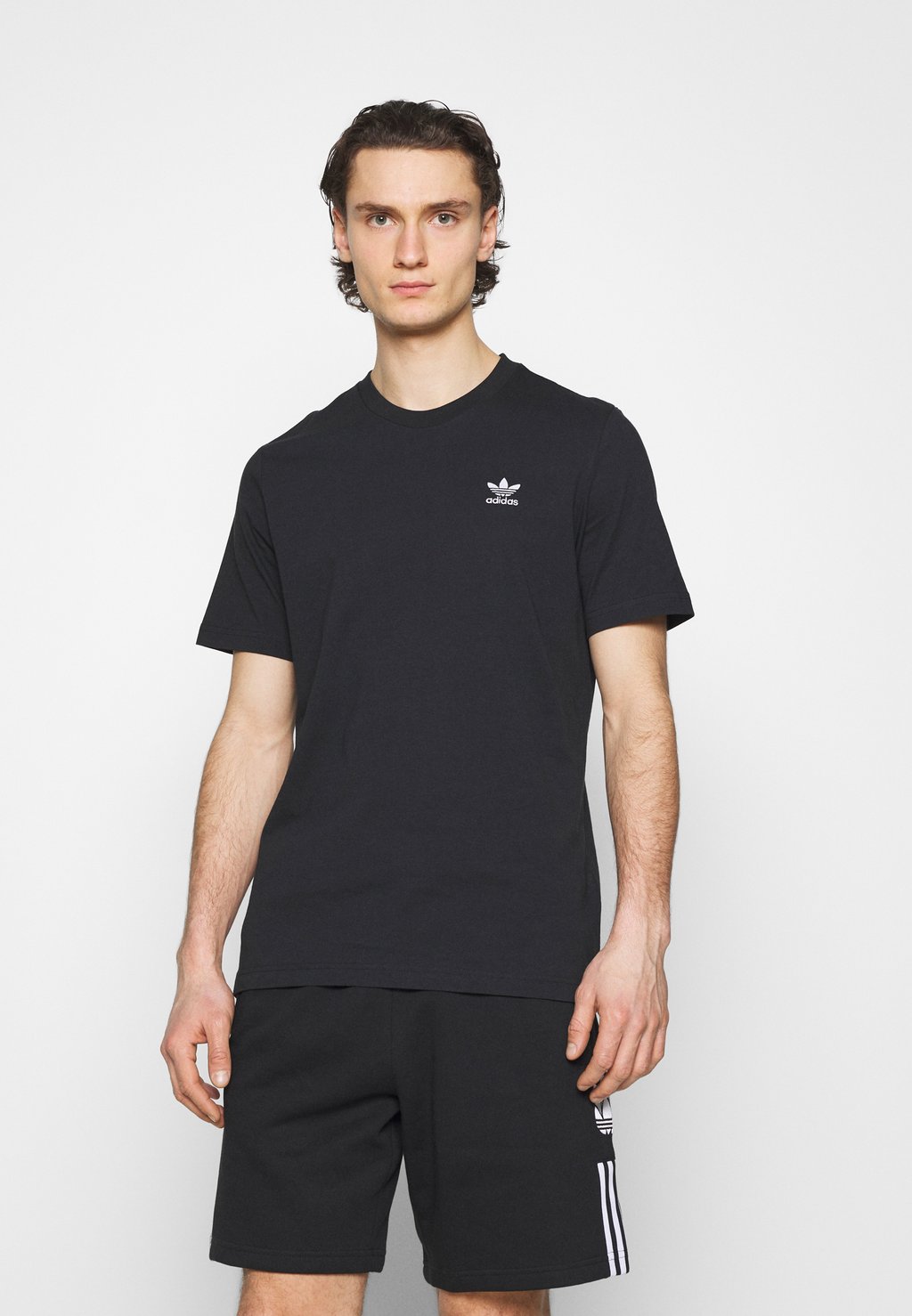 

Базовая футболка adidas Originals, черный