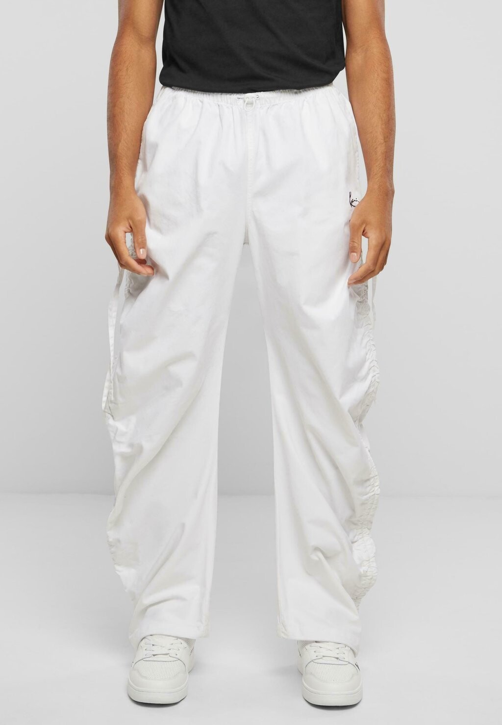 

Брюки SMALL SIGNATURE GATHERING PARACHUTE Karl Kani, цвет white