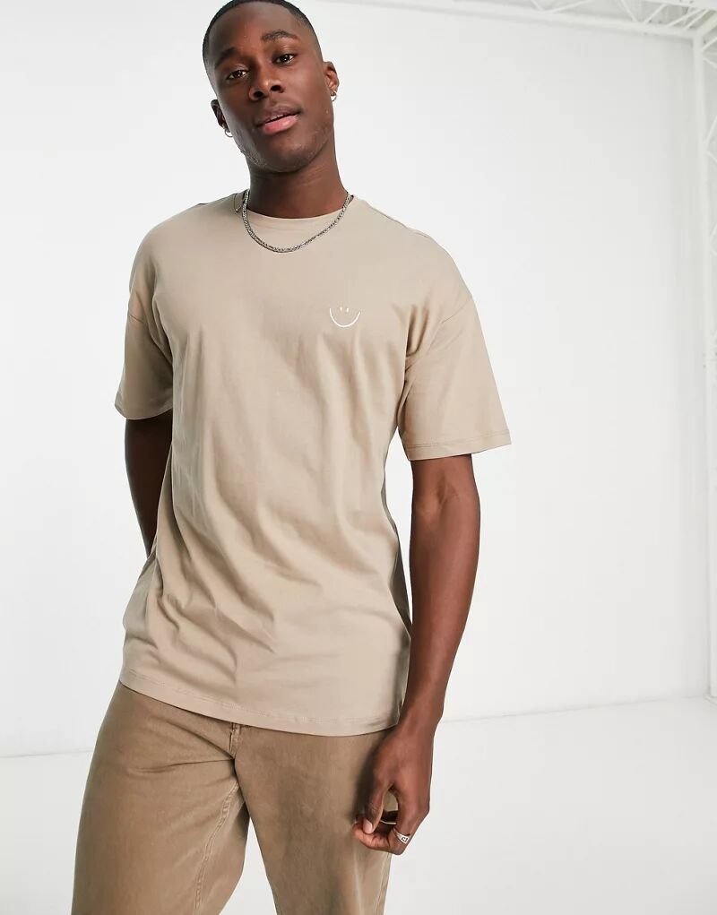 Светло-коричневая оверсайз-футболка New Look с вышивкой смайликов