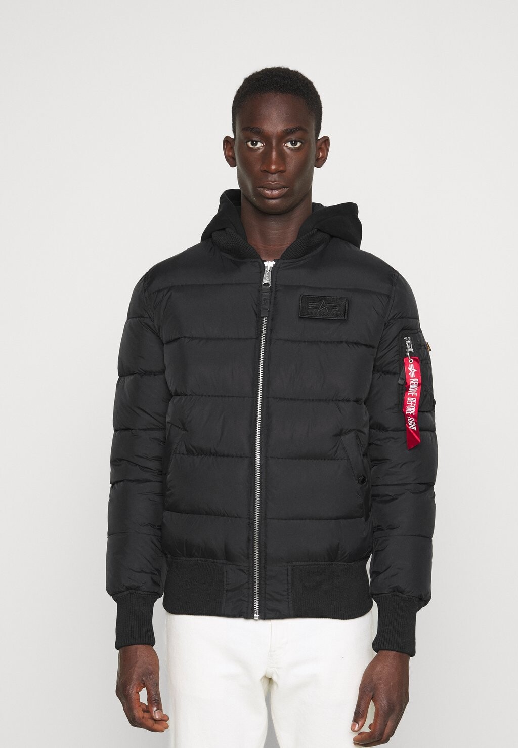 

Куртка Alpha Industries ПУФФ С ПРИНТОМ НА СПИНЕ, черный