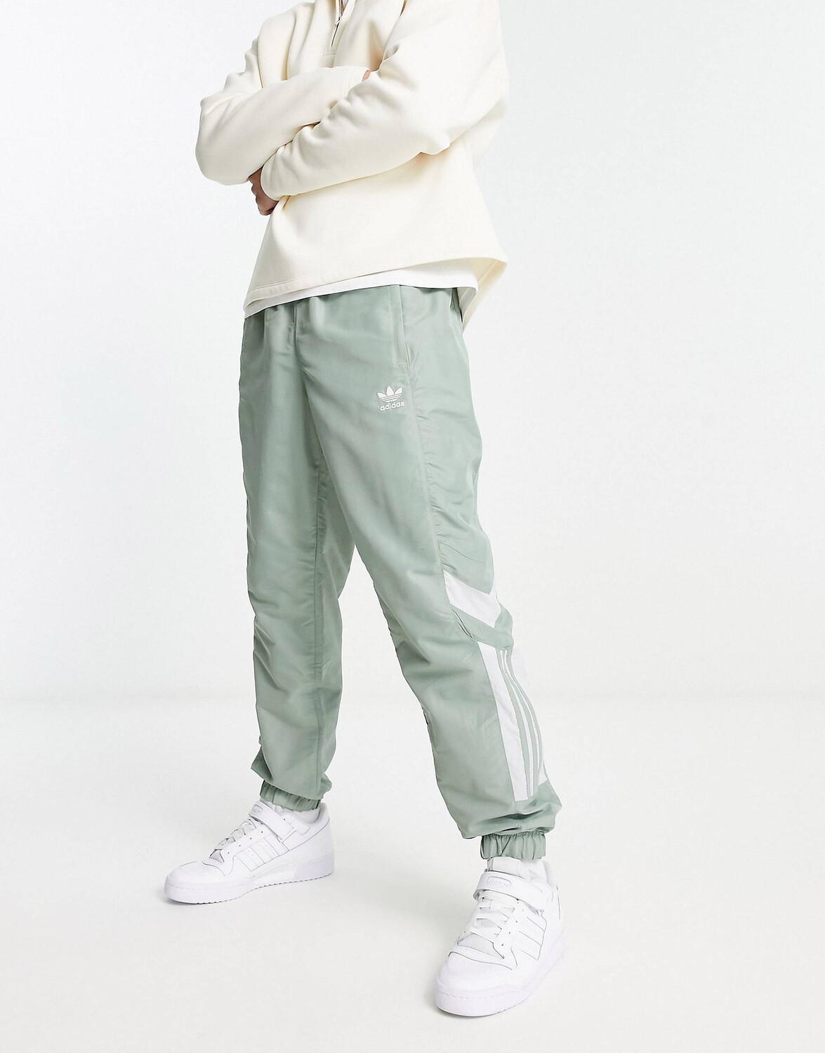 

Зеленые спортивные штаны adidas Originals Rekive