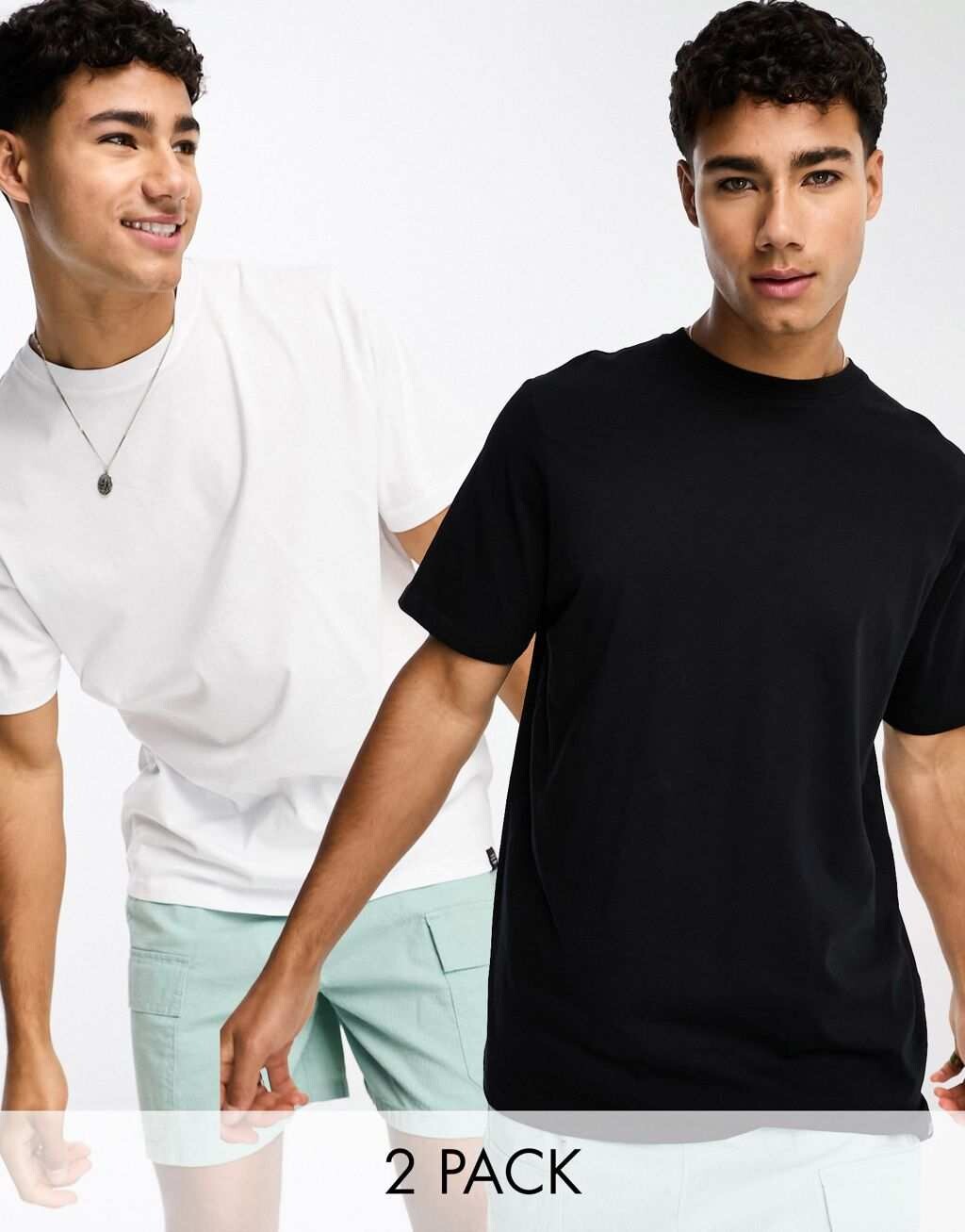 

Комплект из двух черно-белых футболок стандартного кроя Pull&Bear