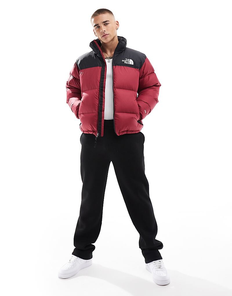 

The North Face - Nuptse - Пуховик в стиле ретро бордово-черного цвета