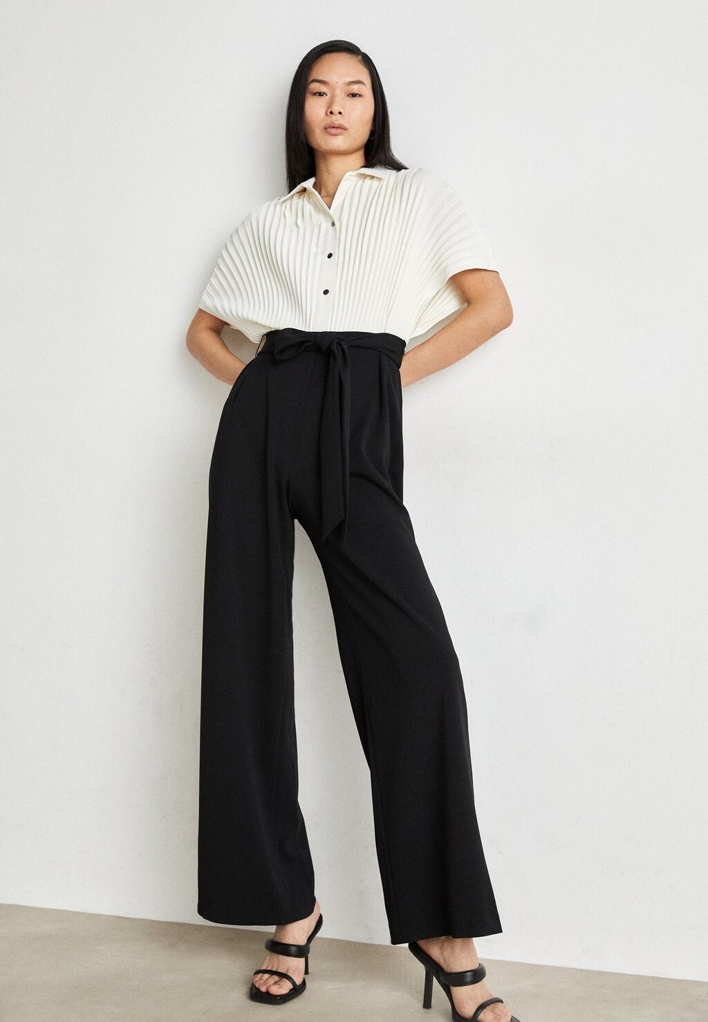 

Комбинезон SUNBURST PLEATED DKNY, черный