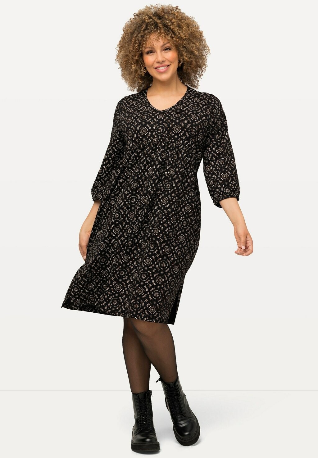 

Платье из джерси MIDI EN À COL EN V MANCHES 3/4 ET MOTIF GRAPHIQUE Ulla Popken, цвет noir