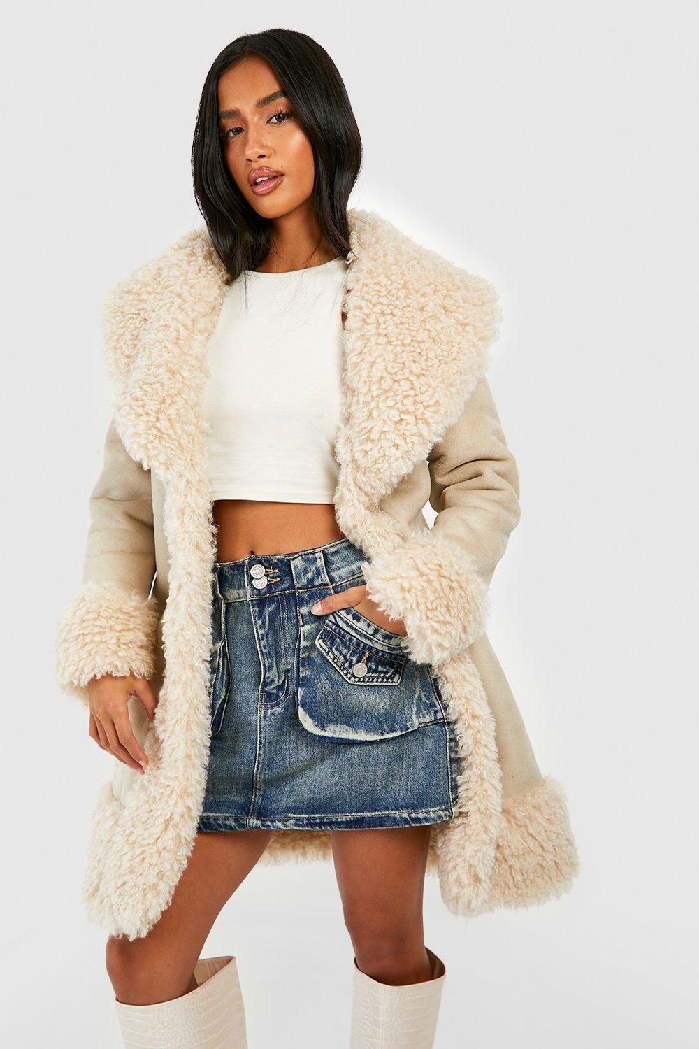 

Пальто с отделкой из искусственного меха Petite boohoo, серый