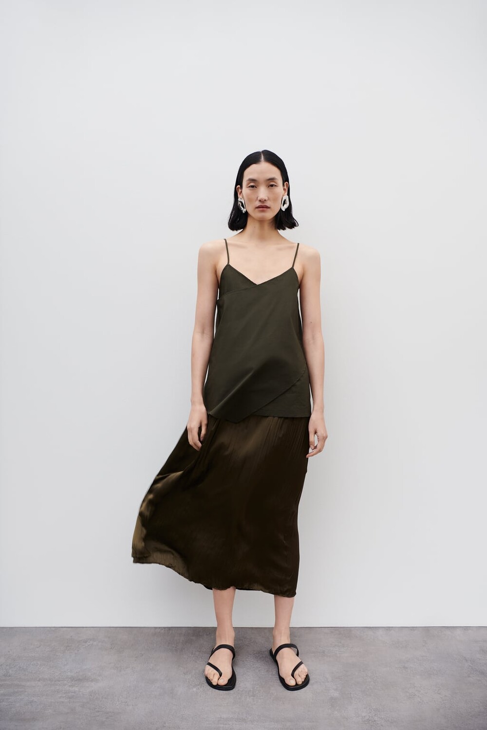 

Подходящий топ из поплина ZARA, хаки