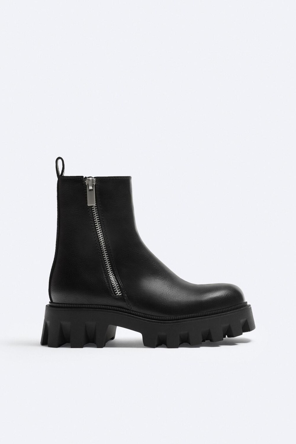 

Объемные ботинки на молнии ZARA, черный