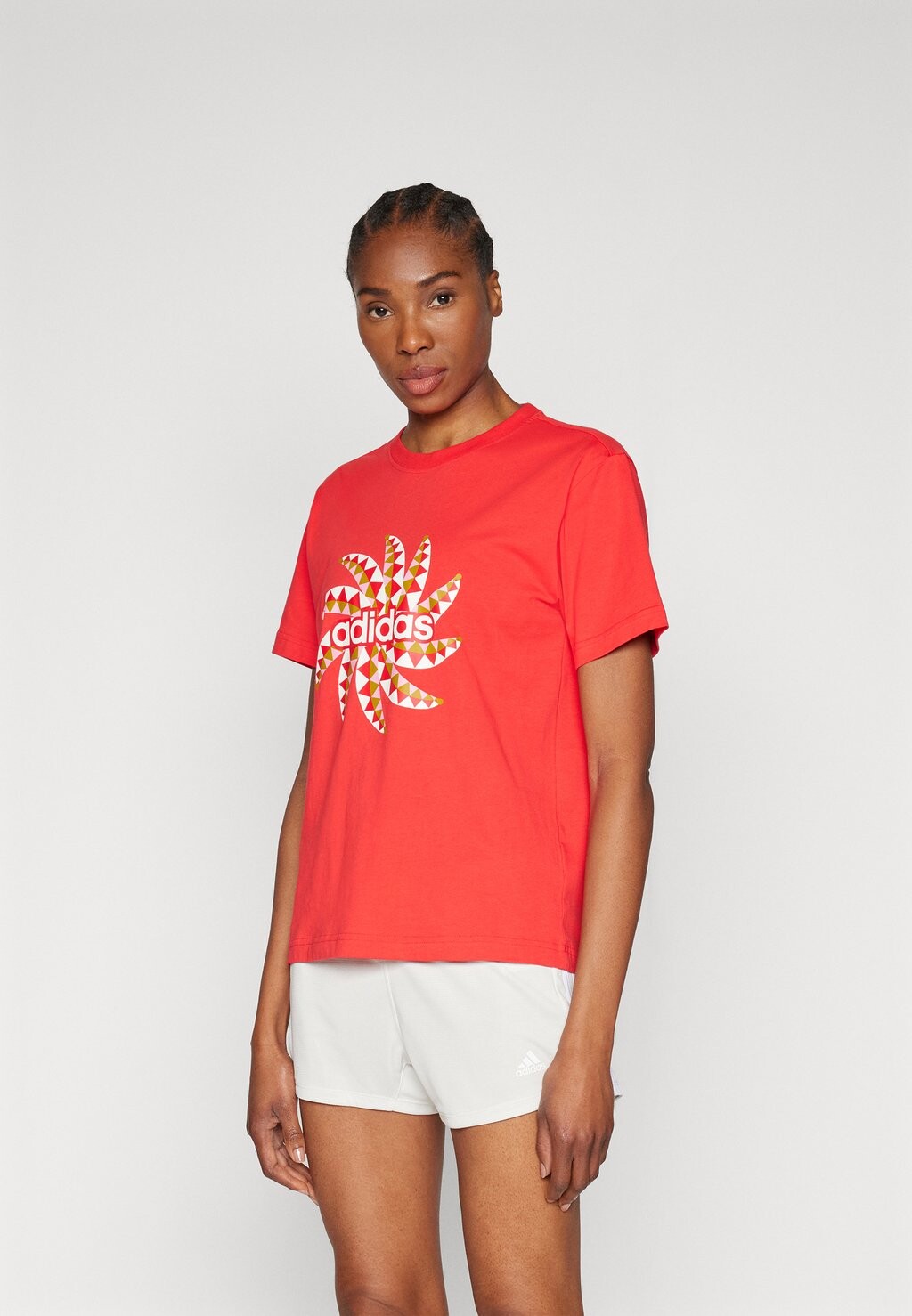 

Футболка с принтом GRAPHIC T-SHIRT adidas Sportswear, цвет tomato