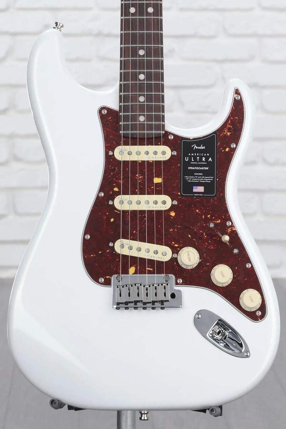 

Fender American Ultra Stratocaster — Arctic Pearl с накладкой из палисандра