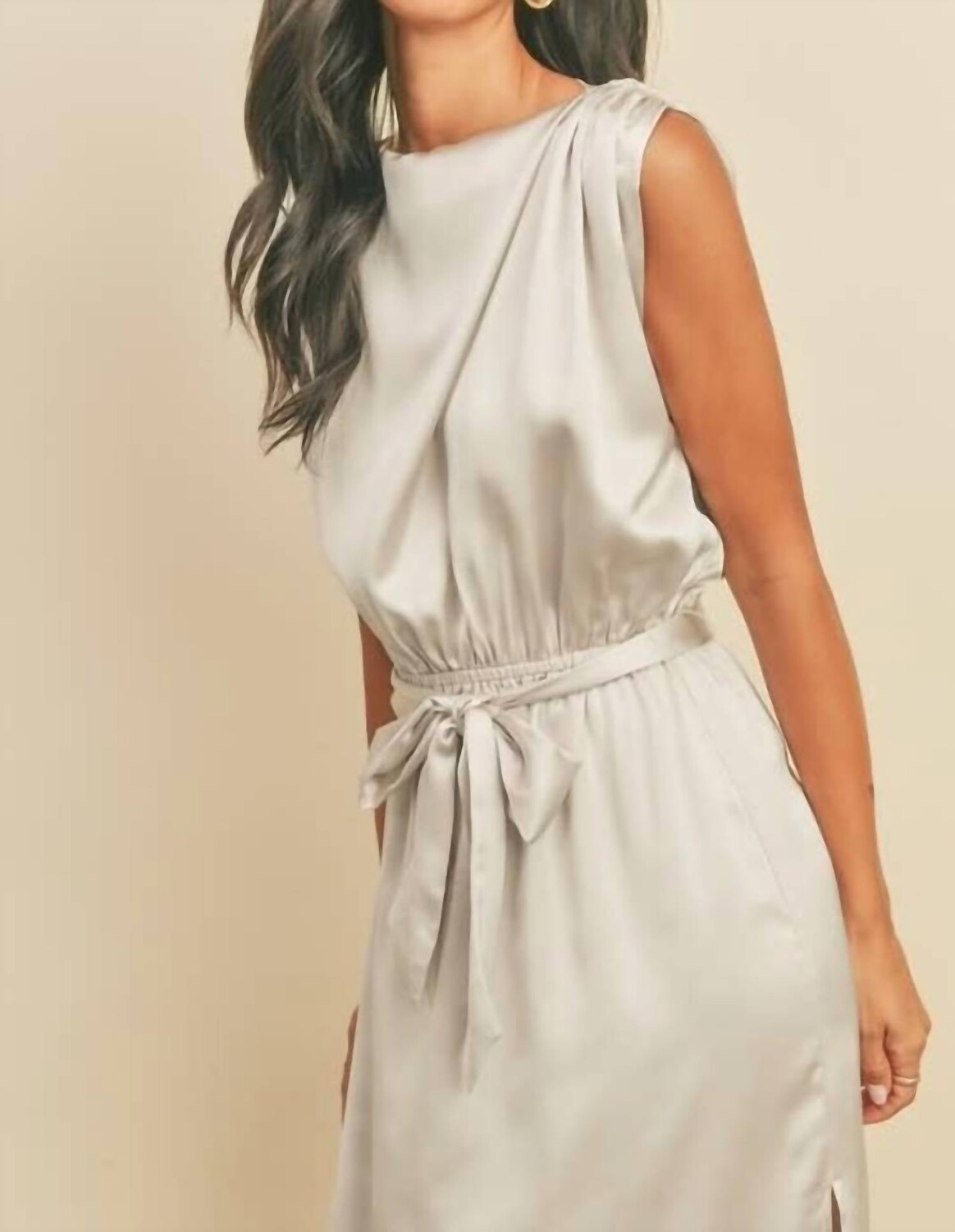 

Атласное платье-комбинация с драпировкой цвета шампанского Dress Forum