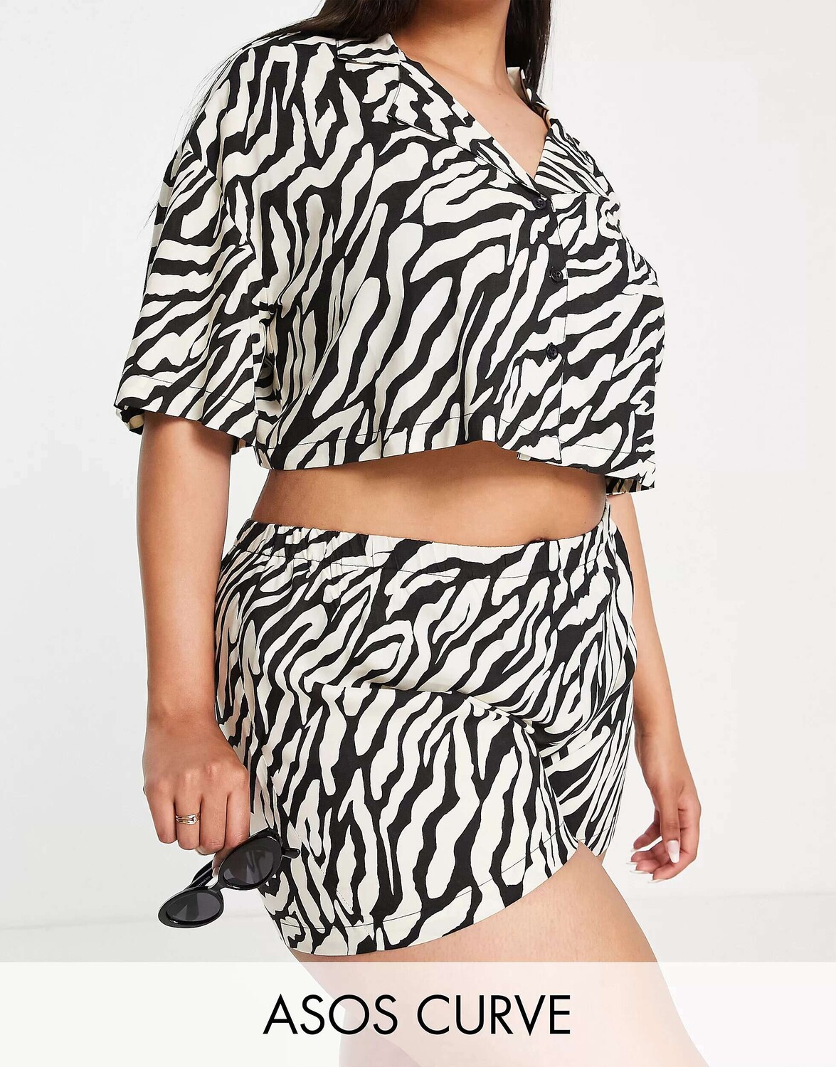

Короткие пляжные шорты с зебровым принтом ASOS DESIGN Curve