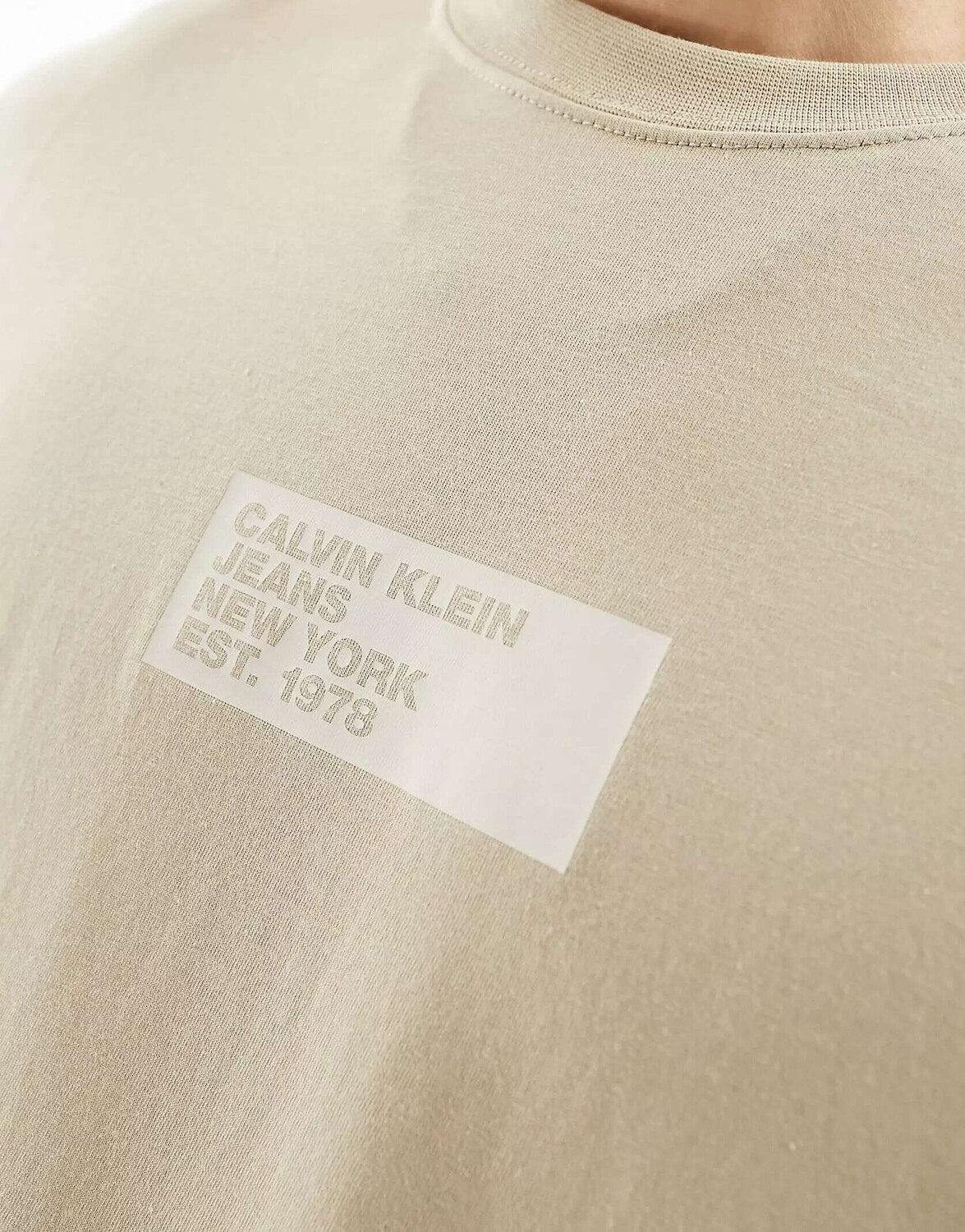 

Темно-серая футболка-боксо в центре Calvin Klein Jeans, Серый
