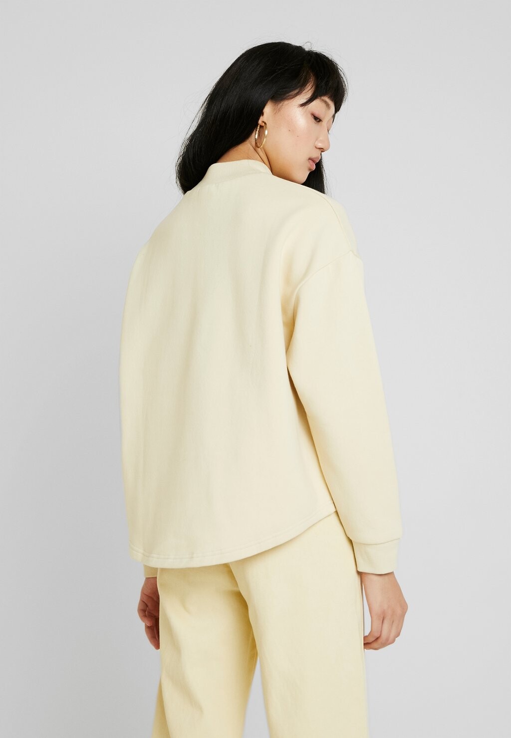 

Толстовка OVERSIZED HIGH NECK CREW Urban Classics, песочный