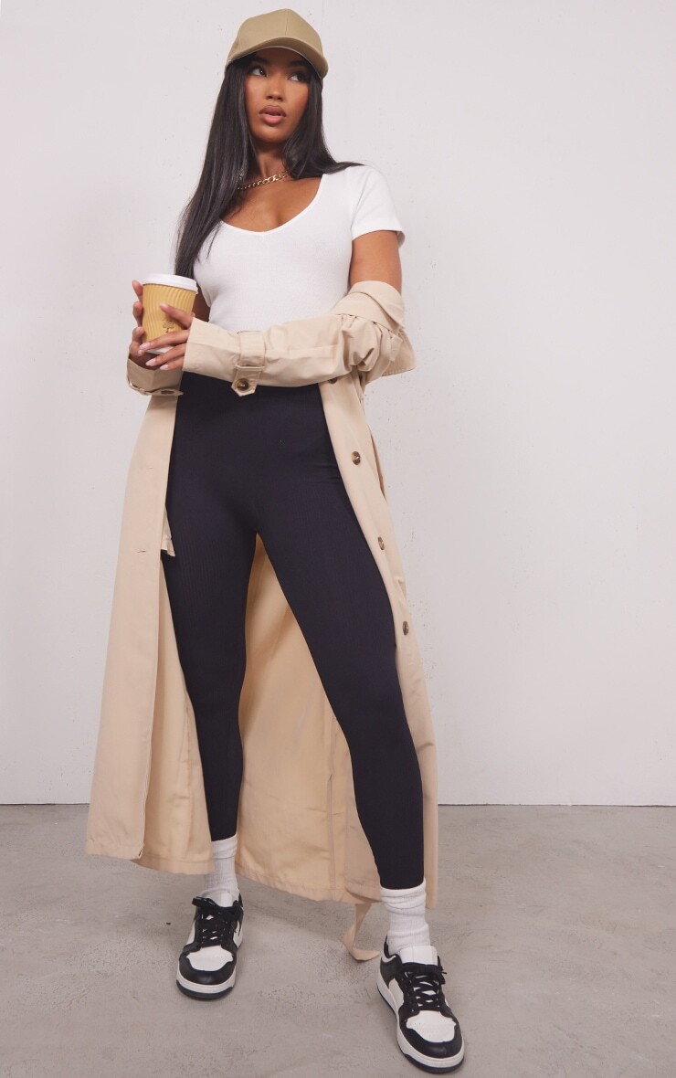

PrettyLittleThing Базовое белое боди в рубчик с V-образным вырезом и короткими рукавами
