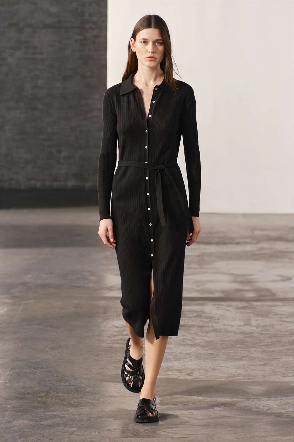 

Платье миди в резинку ZARA, черный