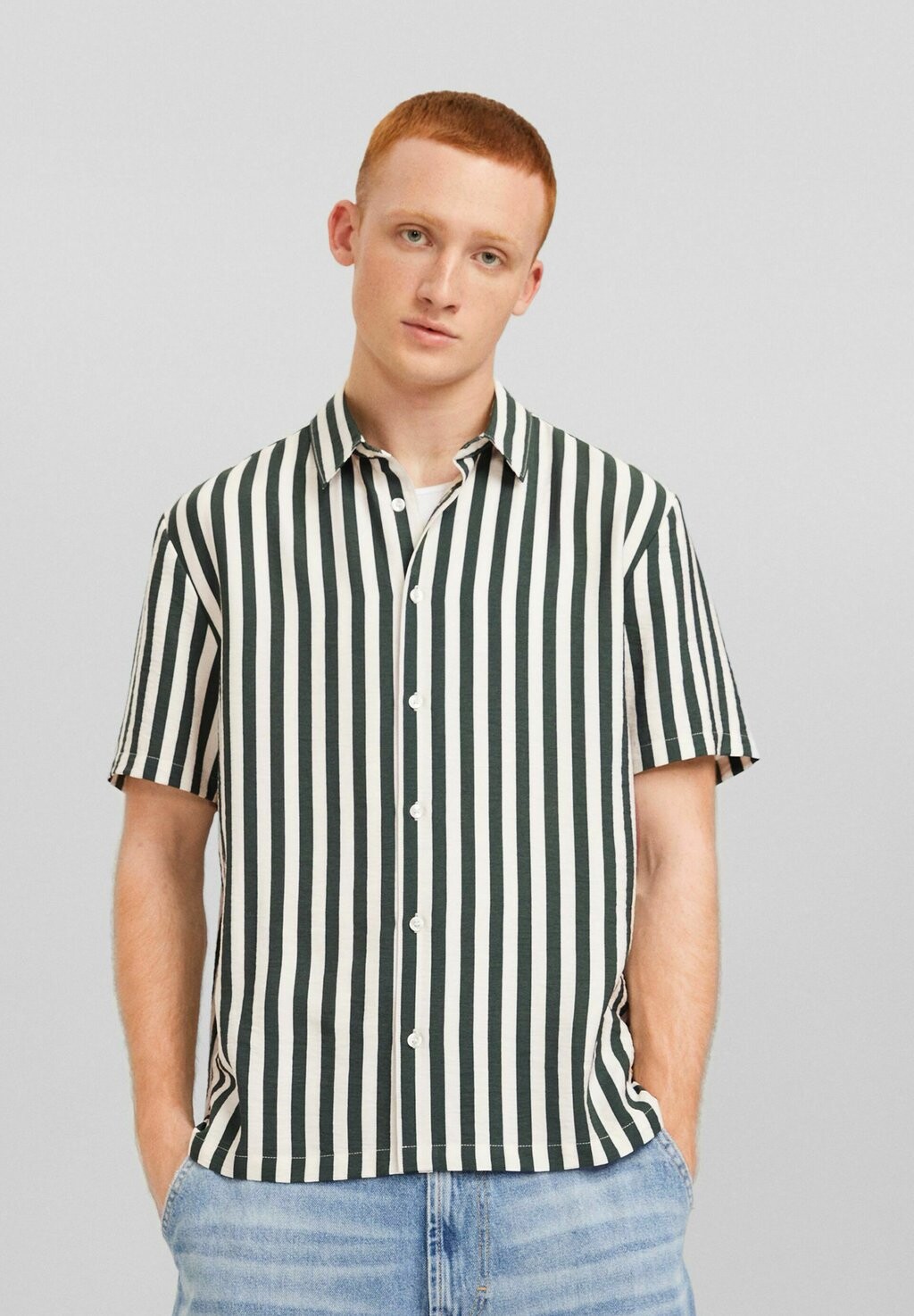 

Рубашка REGULAR FIT SHORT SLEEVE STRIPED Bershka, цвет khaki