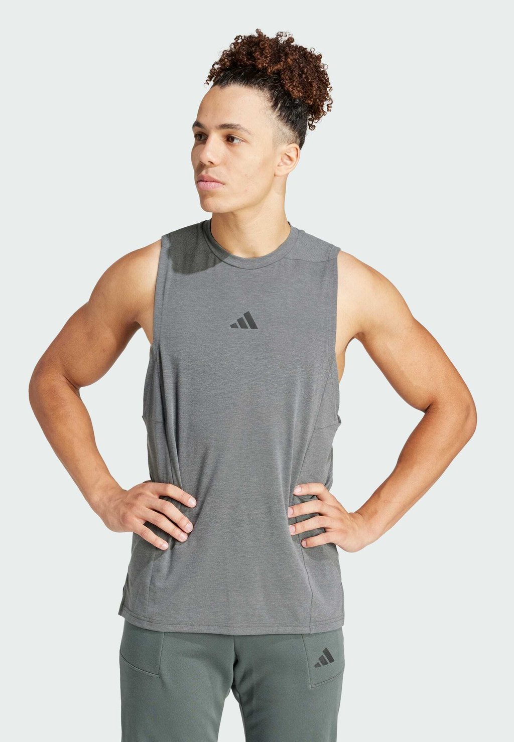 Топ Designed For Workout Adidas, цвет dgh solid grey шорты для плавания clrdo adidas originals цвет dgh solid grey black