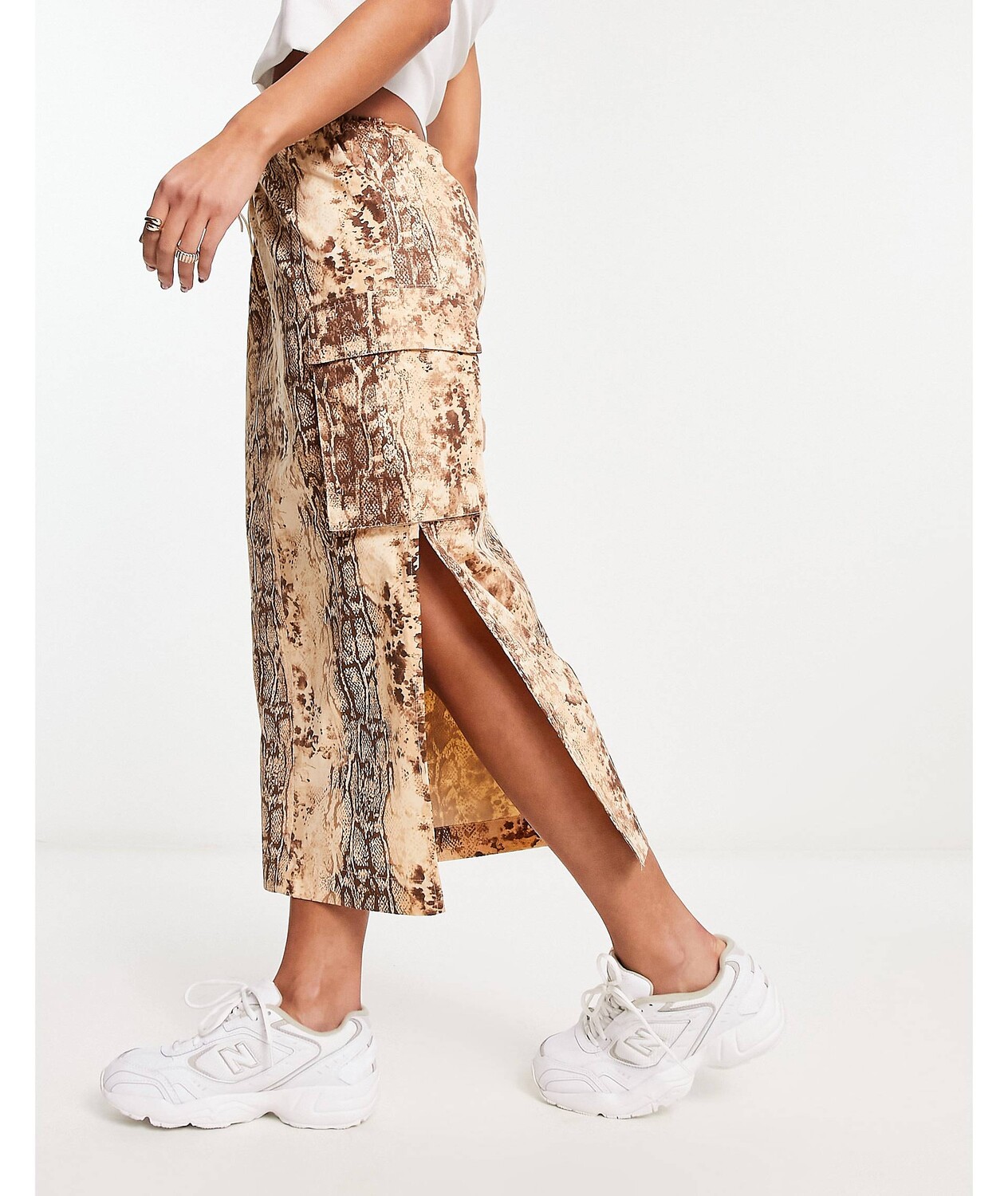 Бежевая юбка миди карго ASOS DESIGN со змеиным принтом