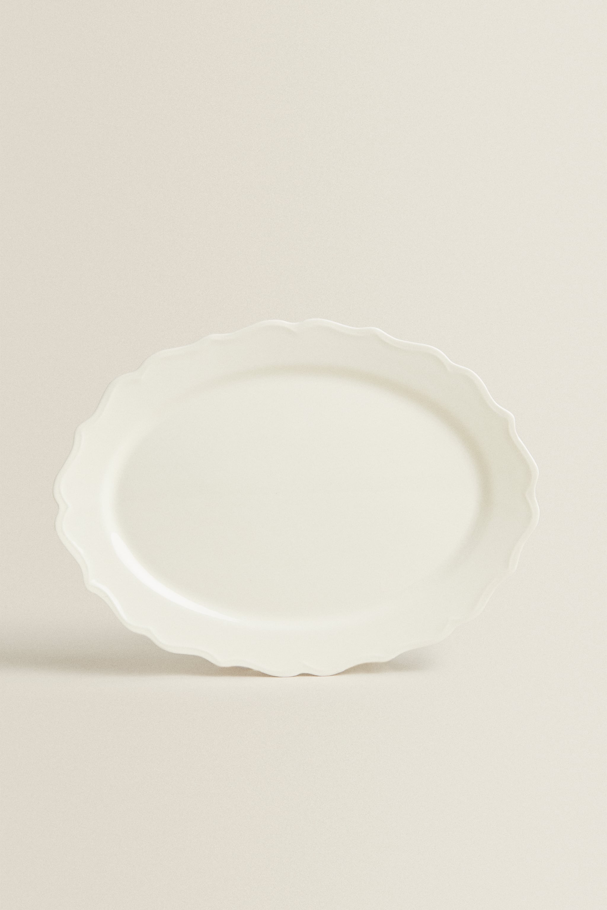 Графянная блюдка с дизайнерским приподнятым краем Zara, экрю салатница laredoute салатница из фарфора ginny единый размер белый