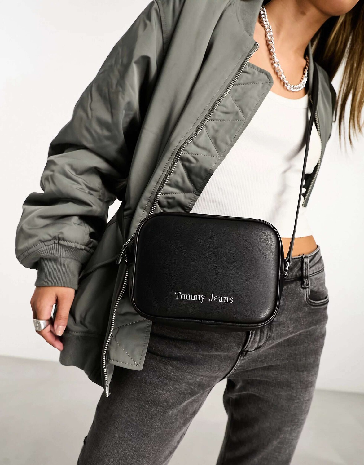 

Черная сумка для фотоаппарата из искусственной кожи Tommy Jeans