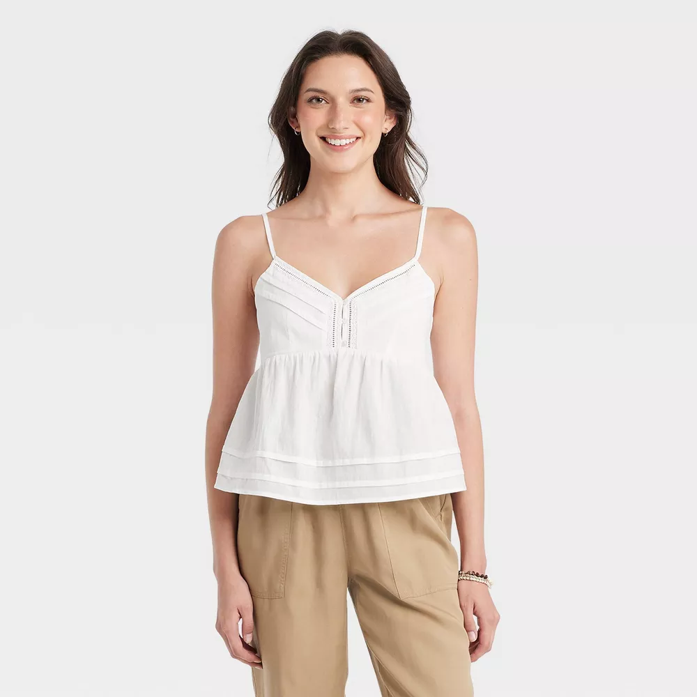 

Женская майка с баской Universal Thread, цвет White