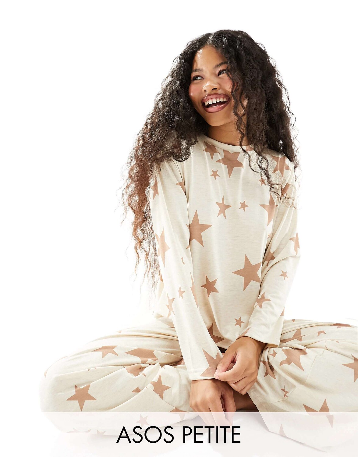 

ASOS DESIGN Petite Кремовый пижамный комплект из топа с длинными рукавами и брюк из вискозы со звездами