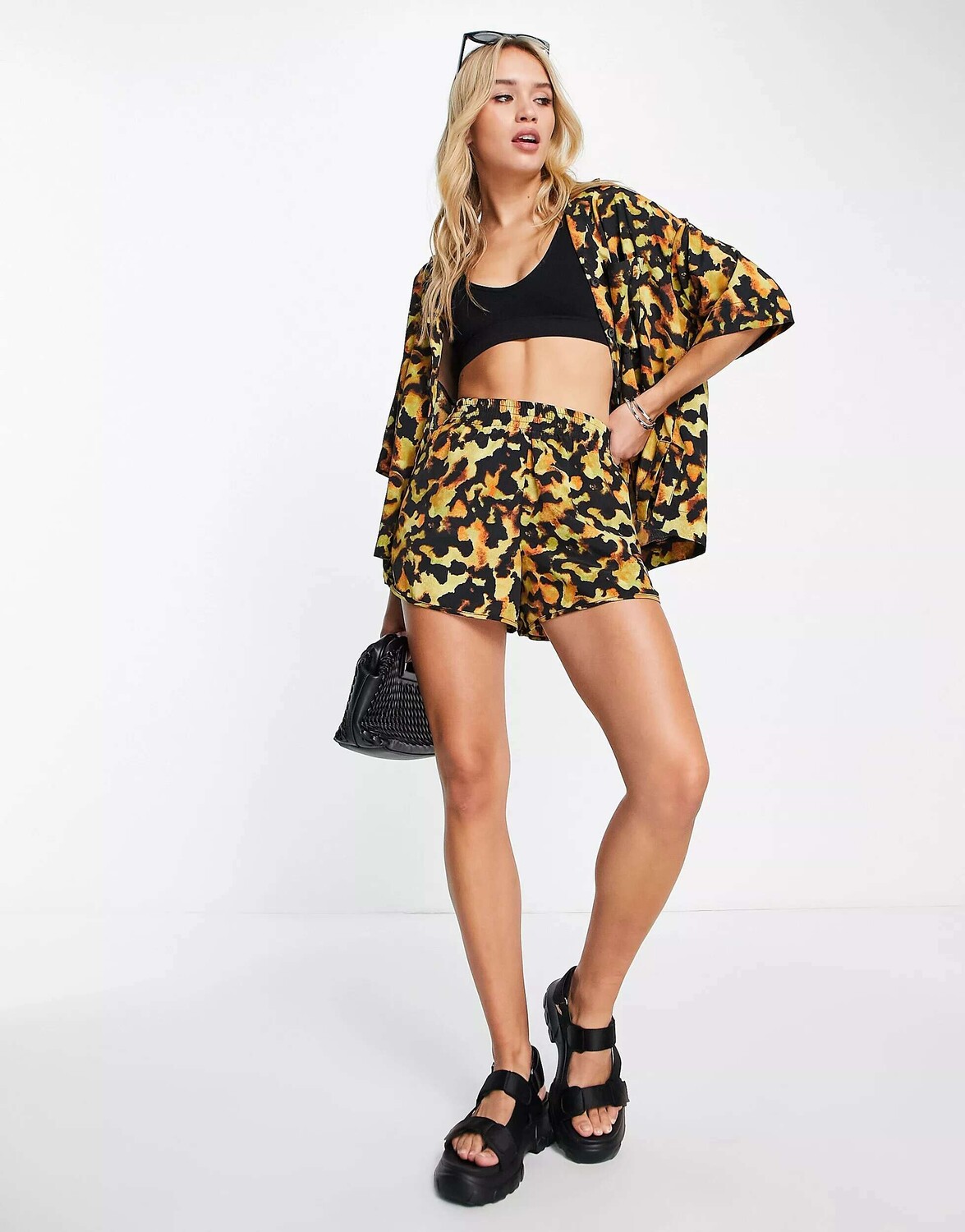 

Короткие нейлоновые шорты для бега Topshop с черепаховым принтом