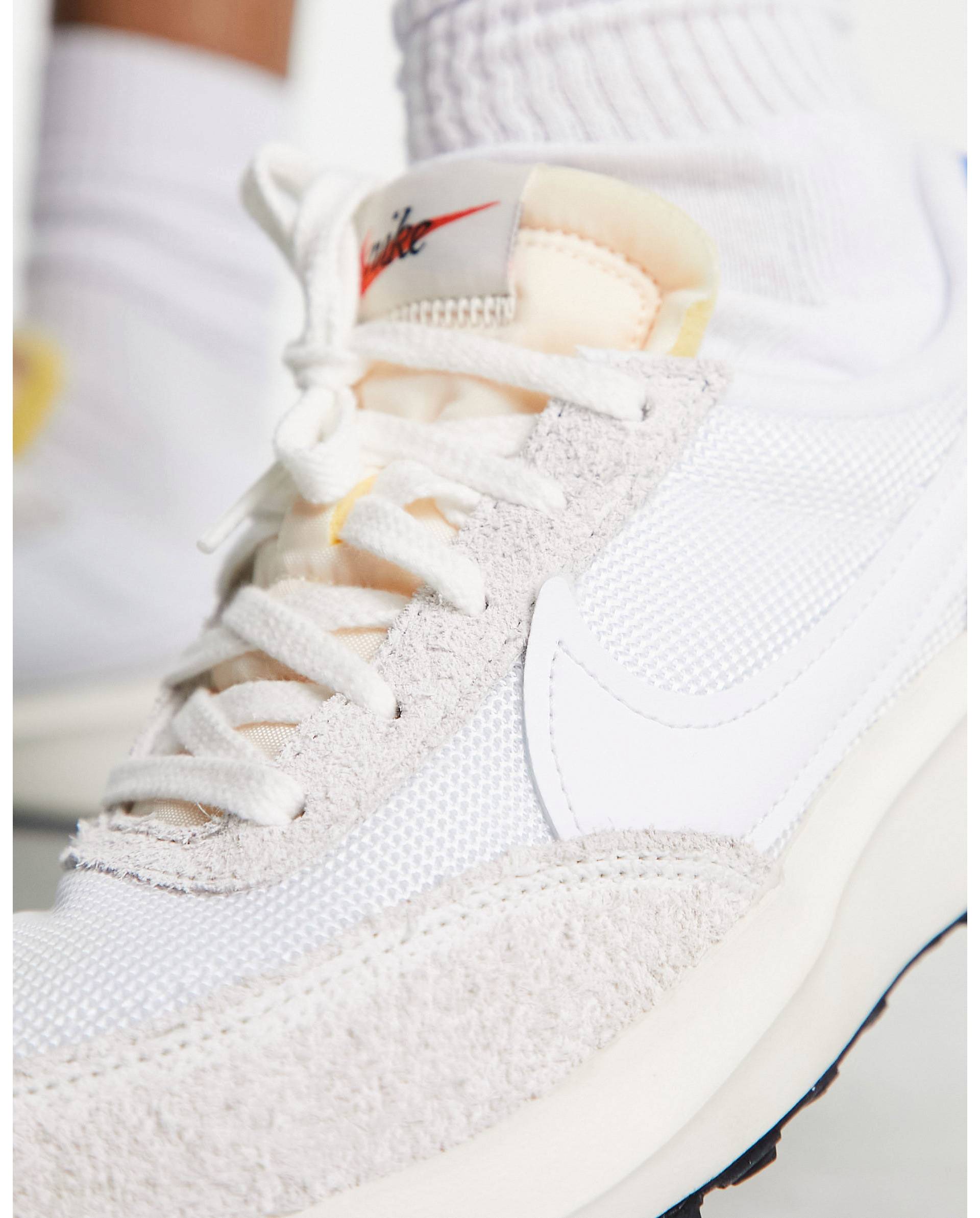 Nike wmns waffle debut