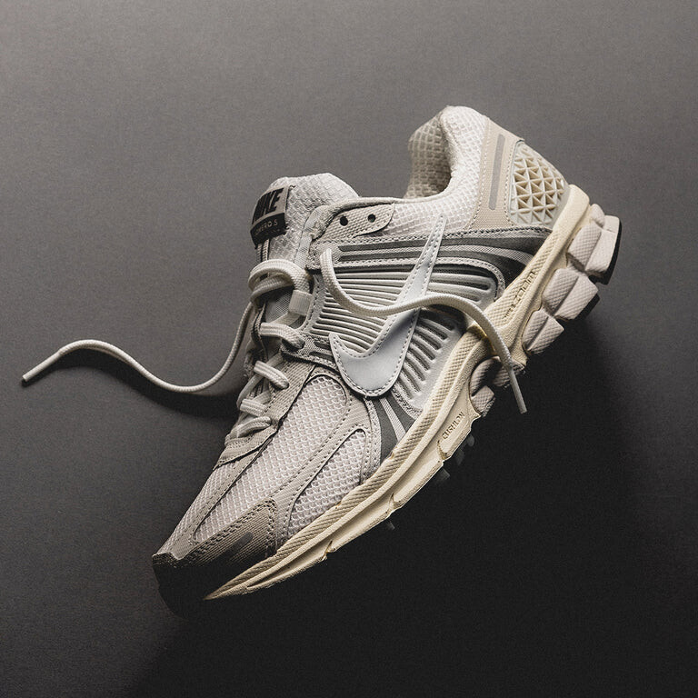 

Кроссовки Zoom Vomero 5 Nike, цвет platinum tint/photon dust/cashmere