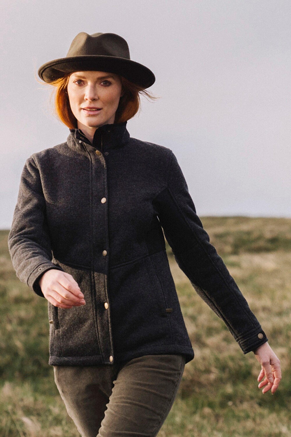 

Ветрозащитная дышащая куртка Softshell на флисовой подкладке на молнии Cornwall Hinter & Hobart, серый
