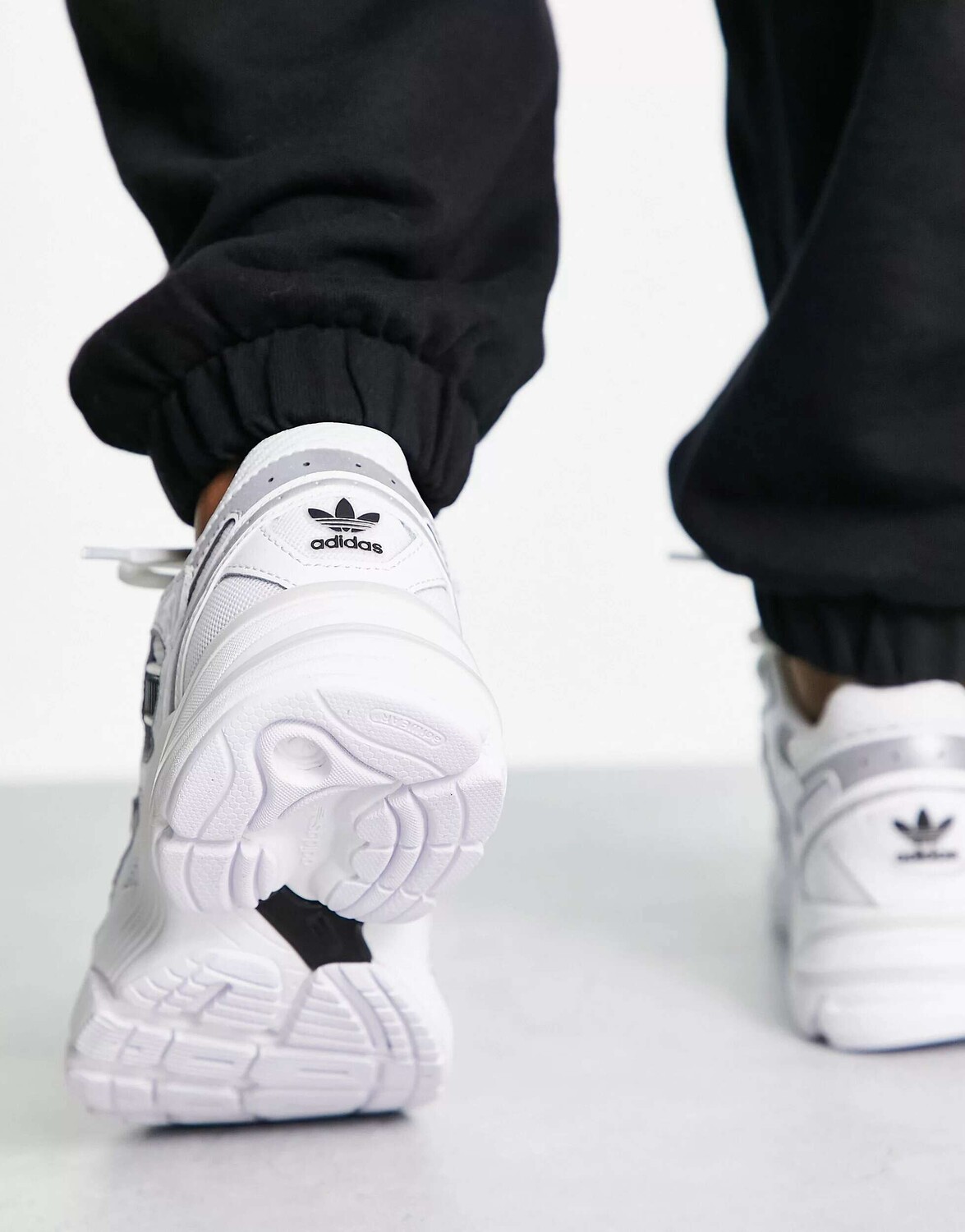

Бело-черные кроссовки adidas Originals Astir SN