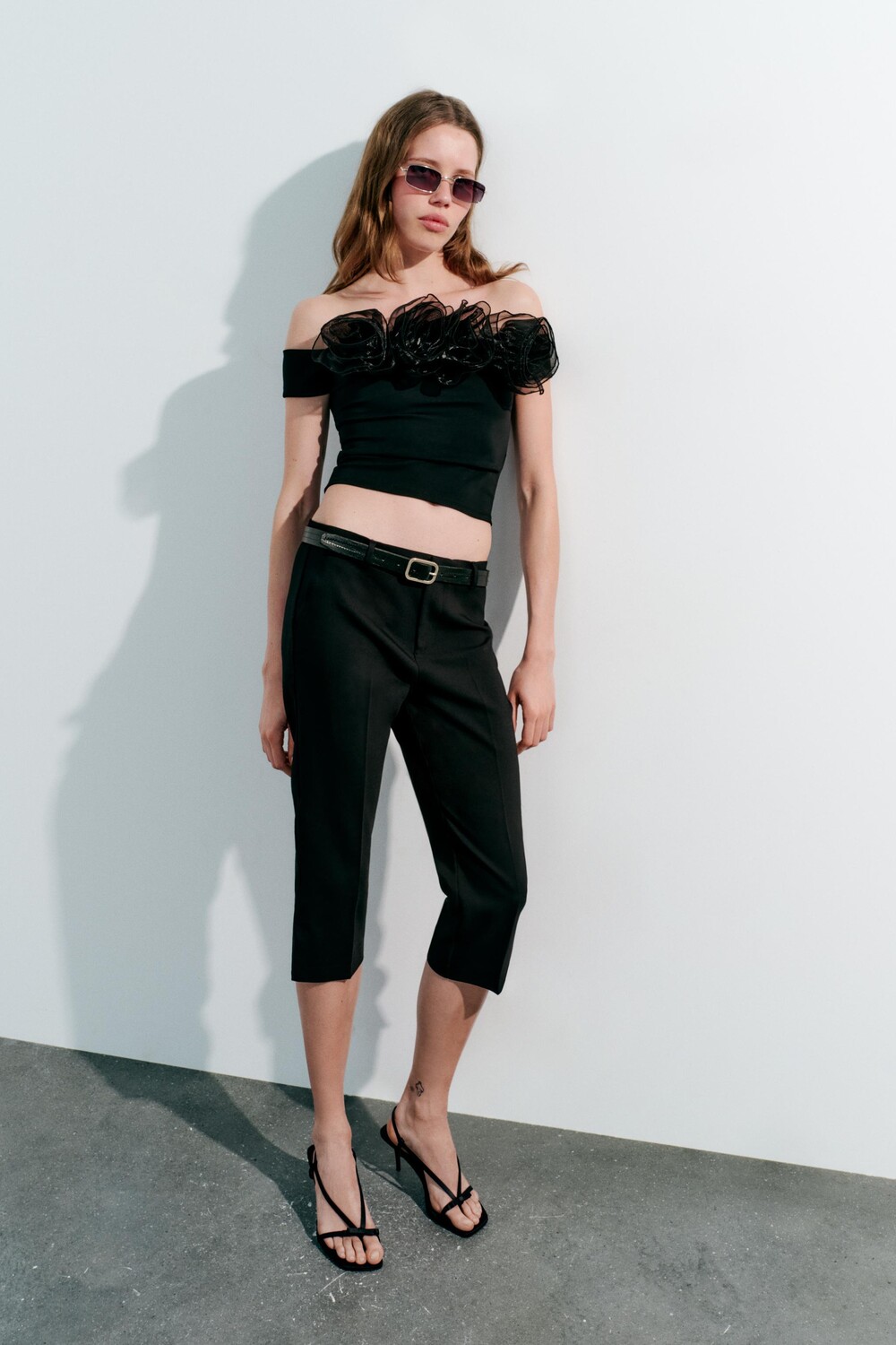 

Укороченный топ с цветками органзы ZARA, черный