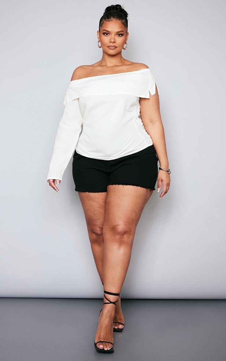 

PrettyLittleThing Кремовый льняной топ с открытыми плечами на одно плечо Plus