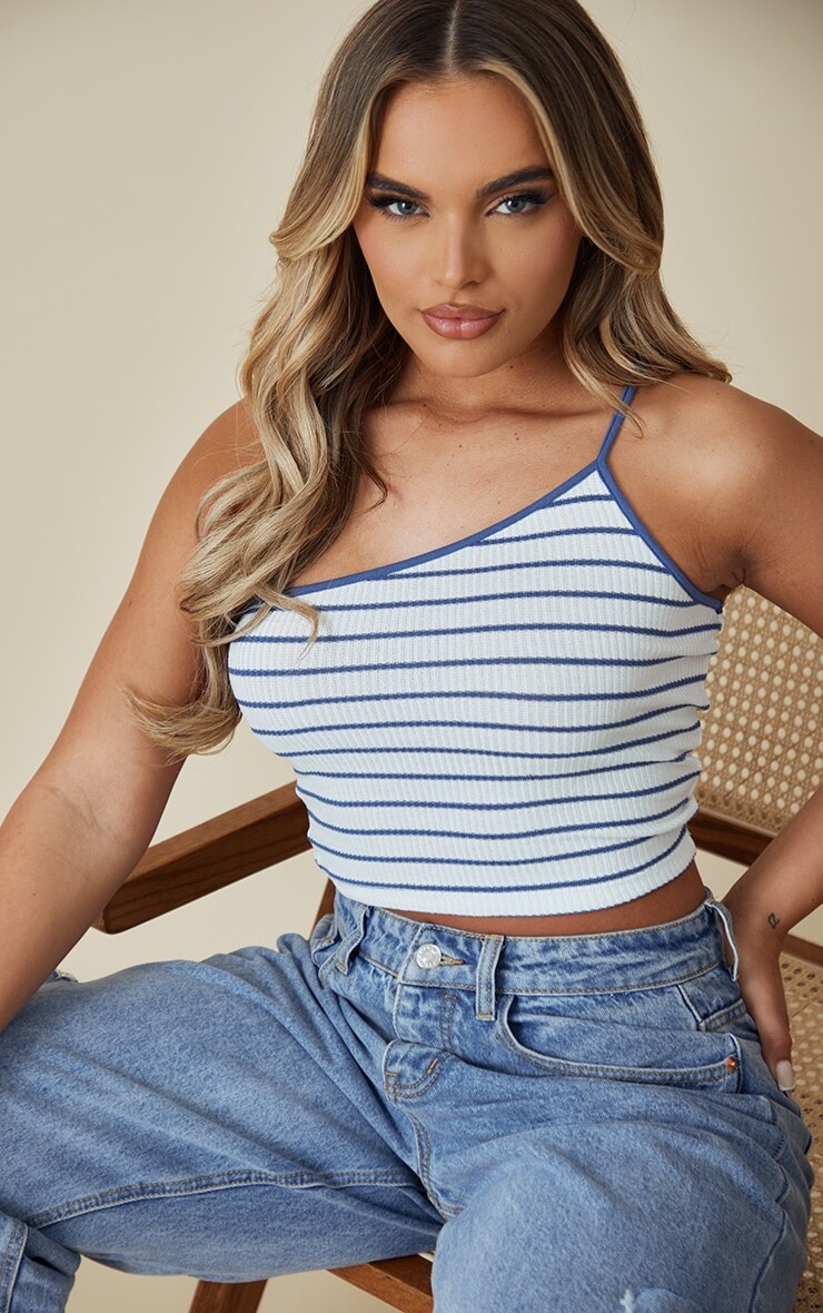 

PrettyLittleThing Топ на одно плечо в рубчик с синей полоской