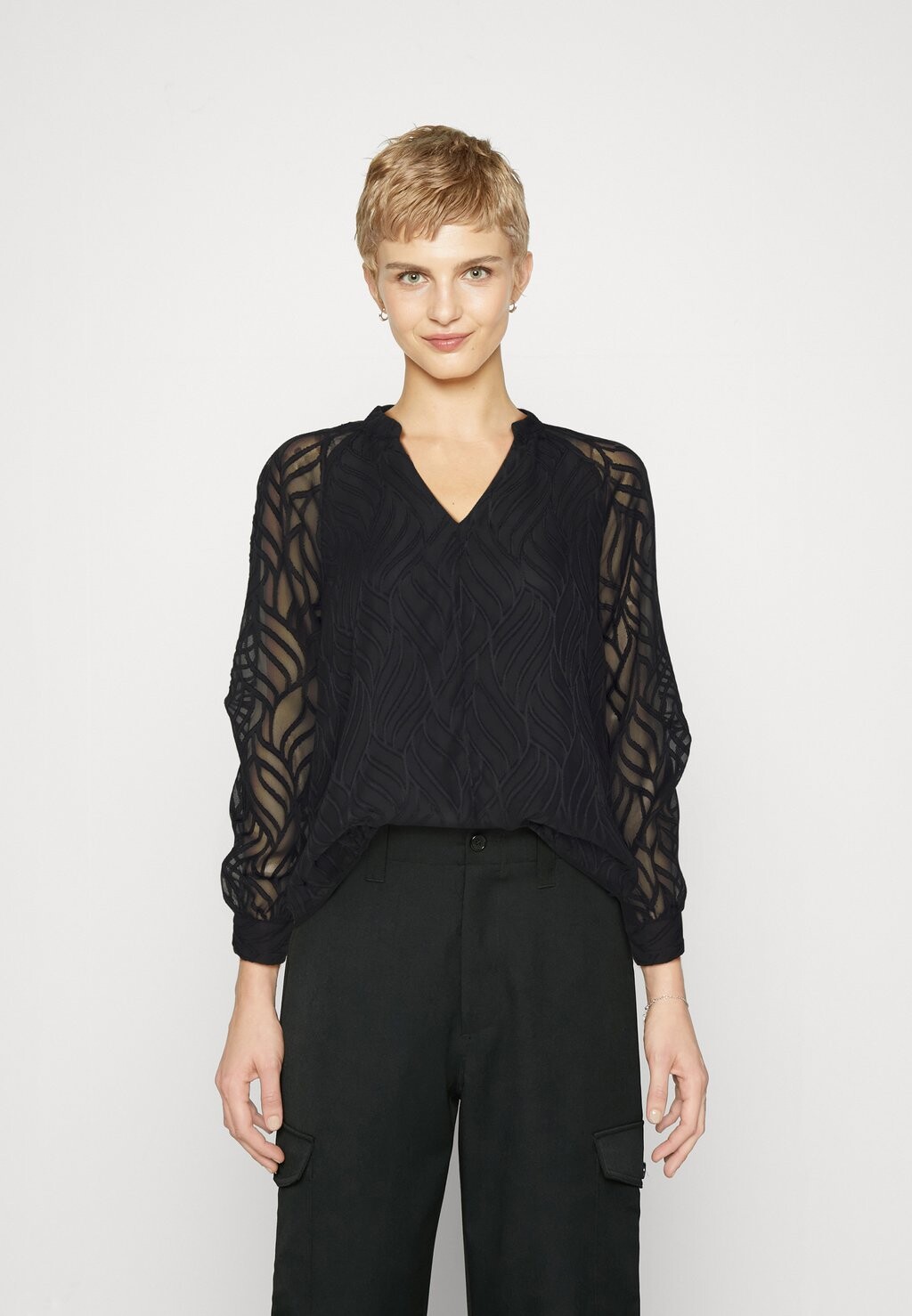 

Блузка Object OBJSALLIE V NECK, черный