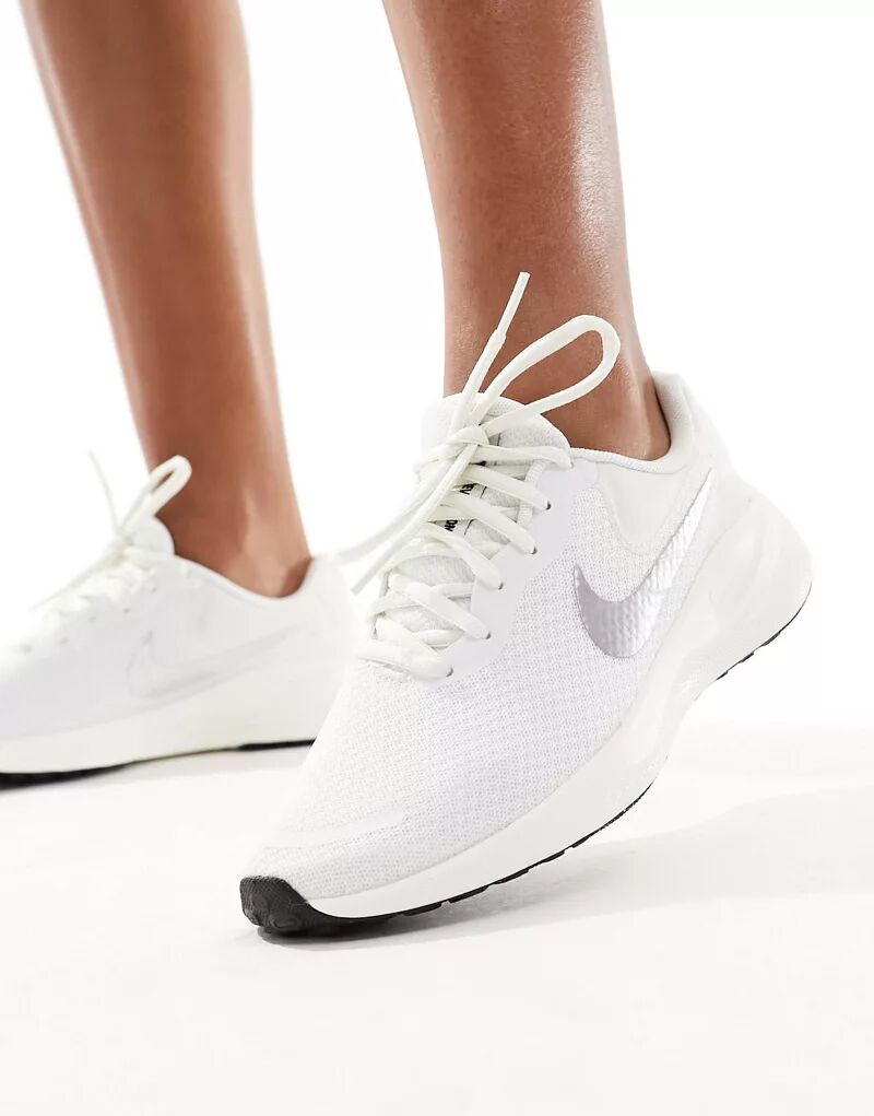 Белые и серебристые кроссовки Nike Revolution 7