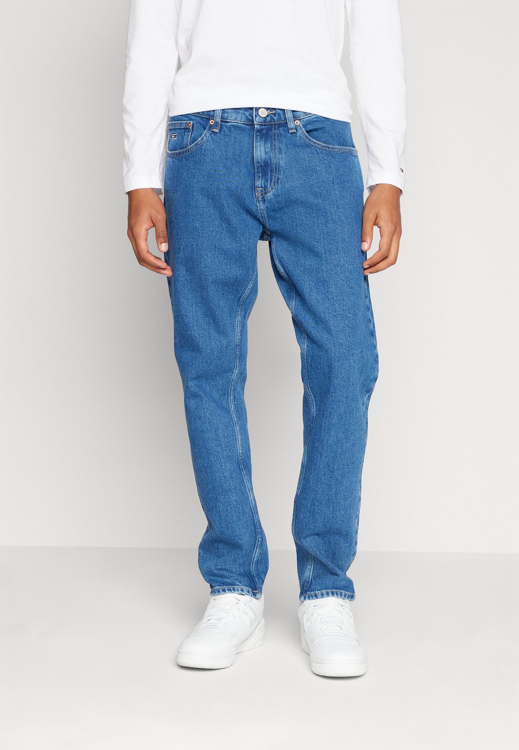 цена Джинсы Tapered Fit AUSTIN SLIM Tommy Jeans, средний деним