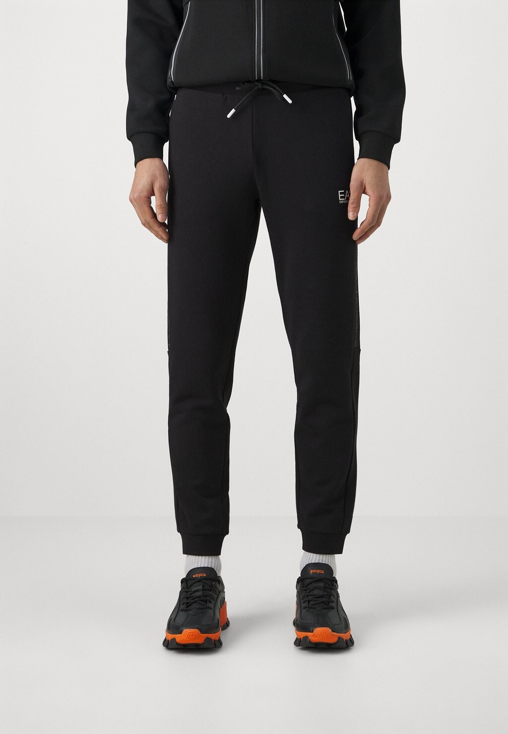 

Тренировочные брюки EA7 Emporio Armani, черный